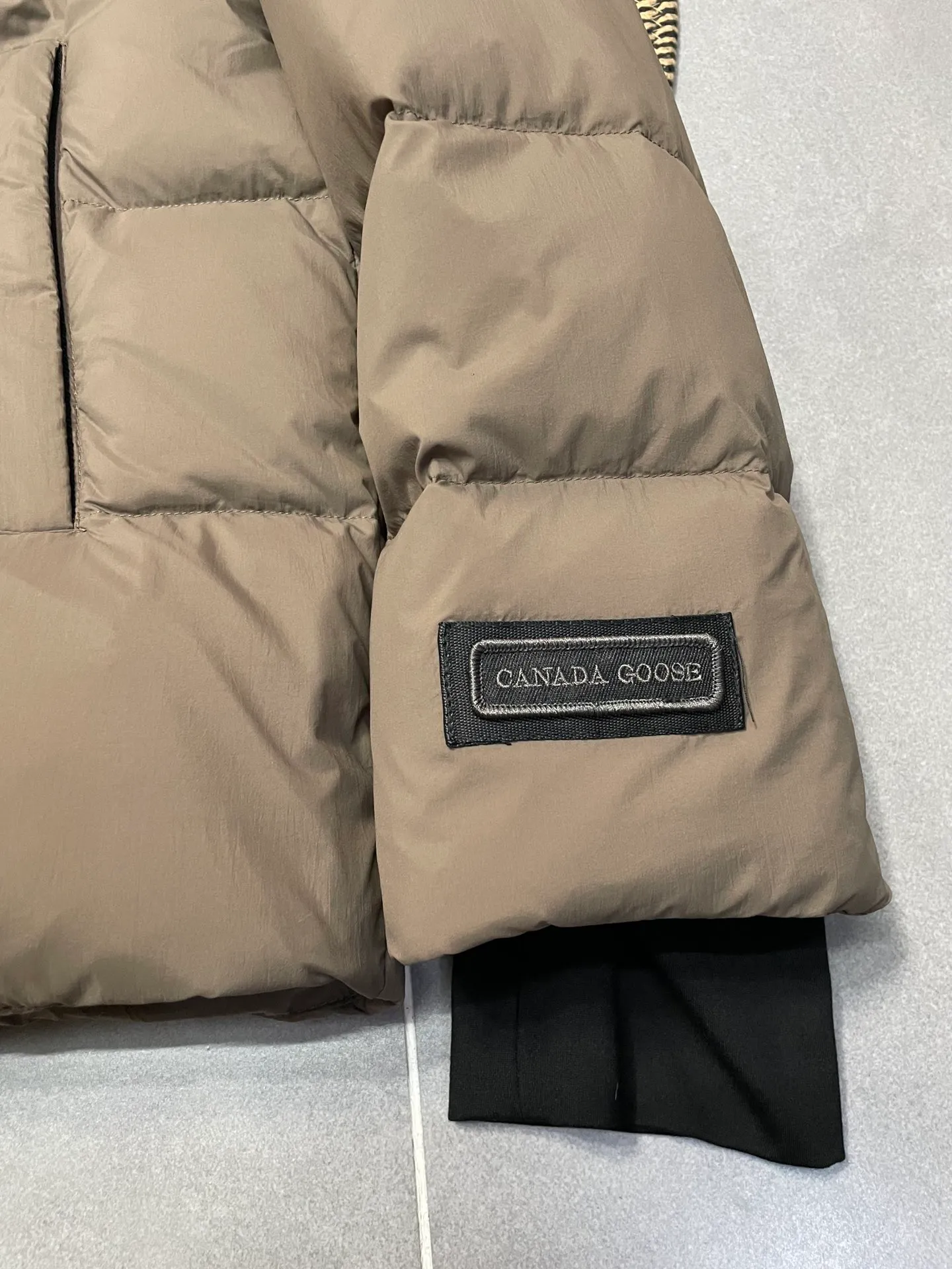 P860 Ouyang Nana second generation Canad goose black label down jacket is a must-have goose black label down jacket in the outerwear industry! The latest designer styles! The goose down jacket has always been a popular element of fashion and is loved by experts from all walks of life! Fashionable hooded cut, high-end customer-supplied fine goose down, high resilience, smooth zipper, strong and firm. Pockets on both sides can store small items, free your hands, and you can go out without worries. It can also meet the need of putting your hands in your pockets👏👏Produced by Big Goose, it can be used as a group uniform by many celebrities. This down jacket uses a double-layer anti-down lining design, which has strong windproof performance and will be very warm in winter! New standard 90% goose down filling, high fluffiness, windproof hooded design. When walking outdoors, pull the collar to the highest position, put your hands in the pockets and it will be very warm. It can be easily controlled by all body types! The interior is equipped with an elastic snow skirt design for better wrapping. The simple and neat style design highlights the masculine temperament. The impeccable style is classic and never goes out of style. It is warm and practical, and it is versatile! You can enter with your eyes closed!    Size: XS-XXL